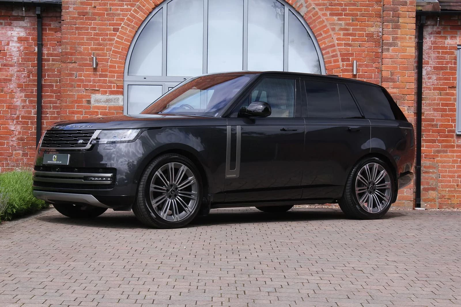 Range Rover available through Thrylose Luxury Car Rental